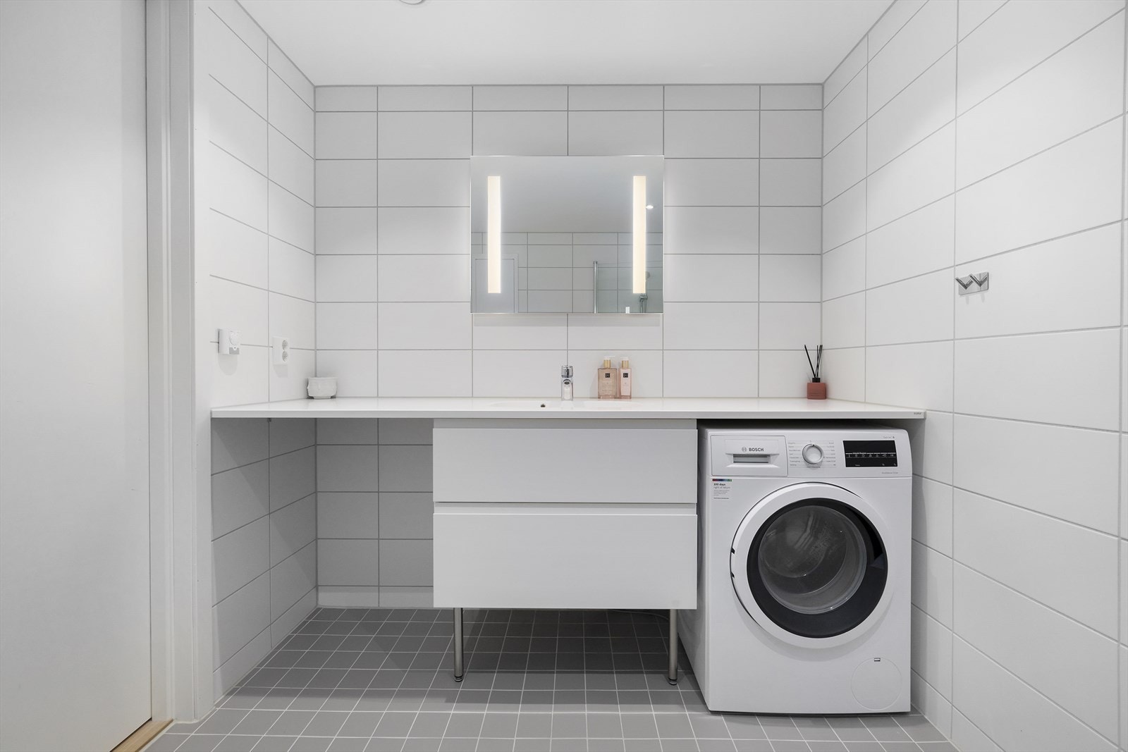 Praktisk plass for vaskemaskin på badet Galleribilde