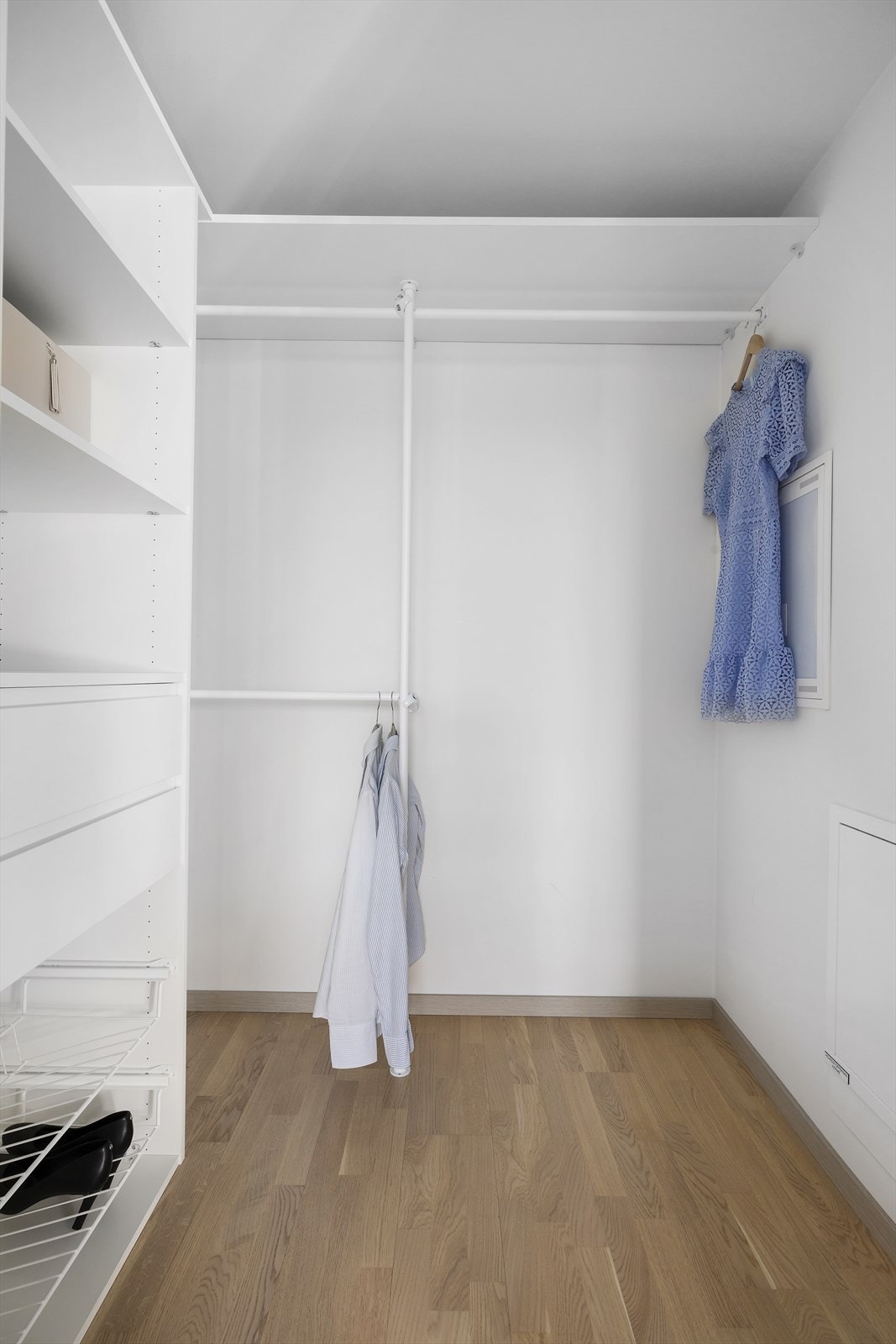 Romslig walk-in closet med tilknytning til leilighetens soverom Galleribilde