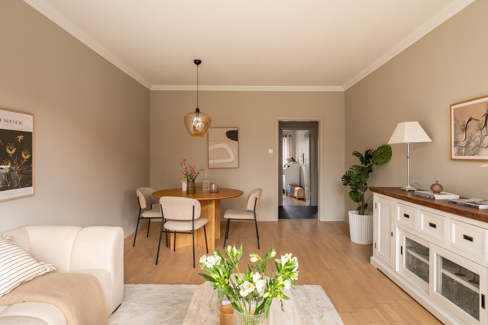 Naturlig plass til spisegruppe. Perfekt for sosiale sammenkomster med familie og venner Galleribilde