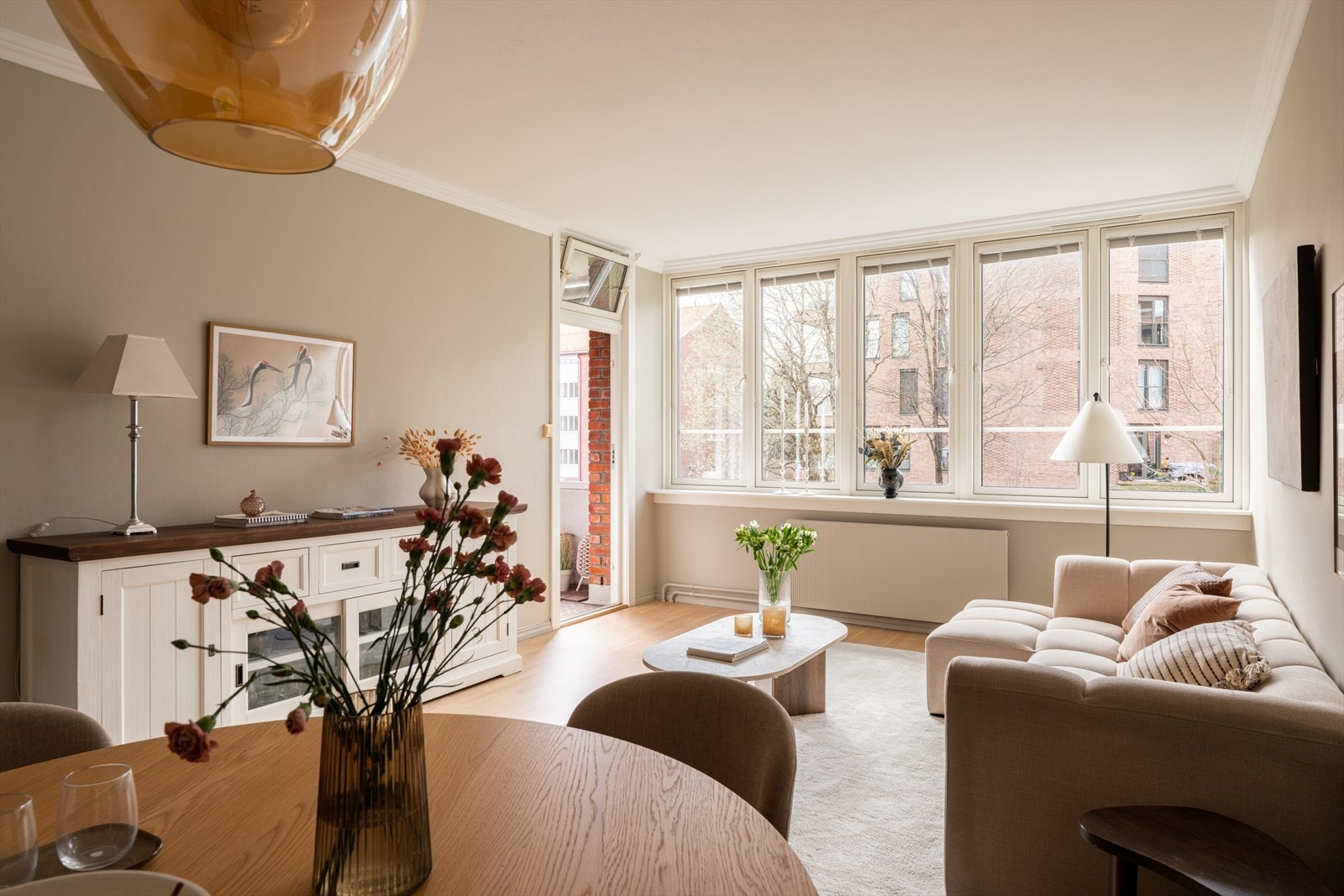 Romslig stue med plass til å innrede med sofagruppe, TV med tilhørende møblement, spisegruppe og annet ønsket inventar Galleribilde