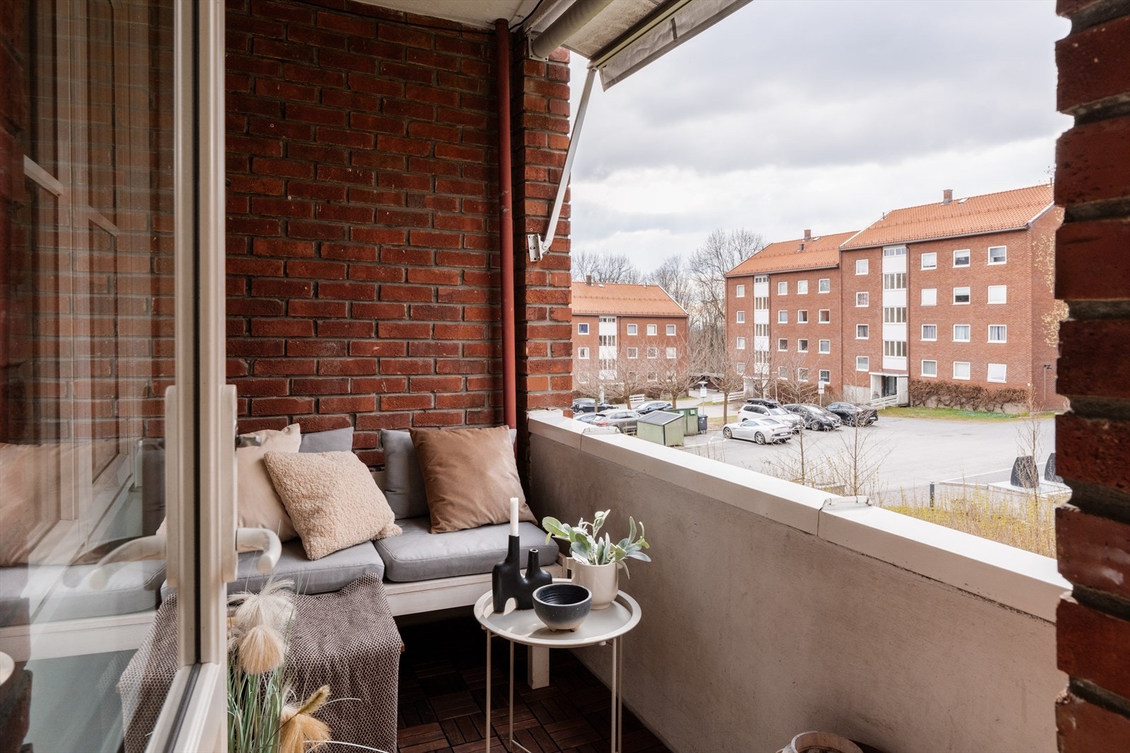 Leiligheten ligger skjermet til og byr på en innbydende entré, romslig stue med separat kjøkken, to gode soverom, et stilrent bad samt en herlig balkong Galleribilde