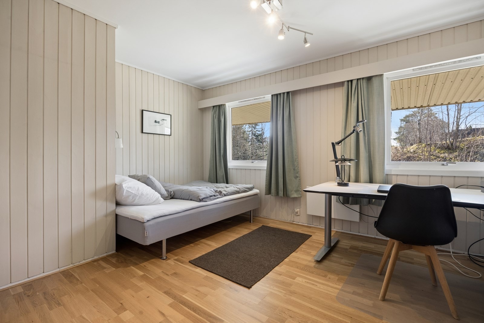 Et av soverommene i sokkeletasjen, egnet som barnerom, gjesterom eller kontor. Galleribilde