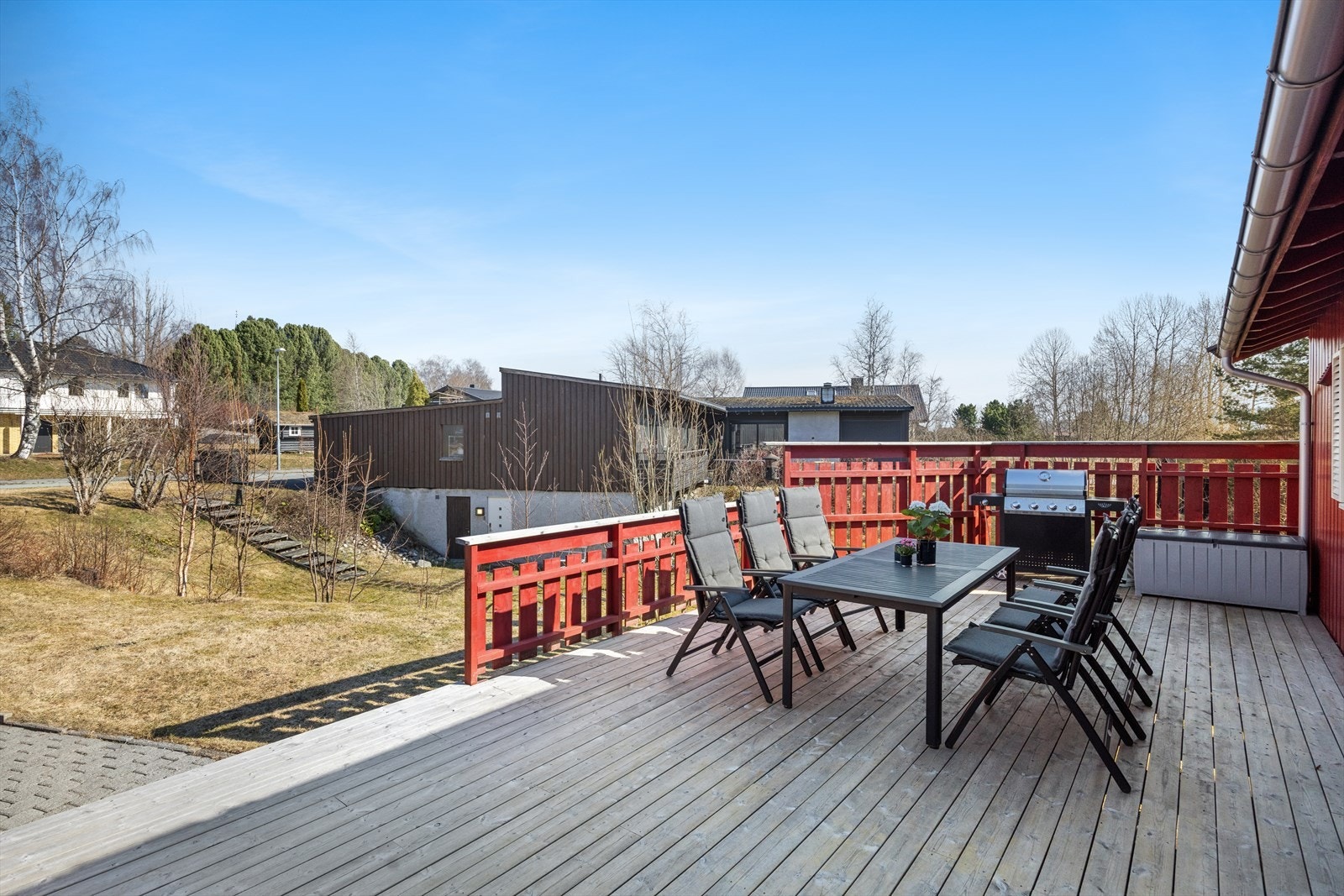 Stor terrasse i front av boligen, oppført i 2021. Galleribilde