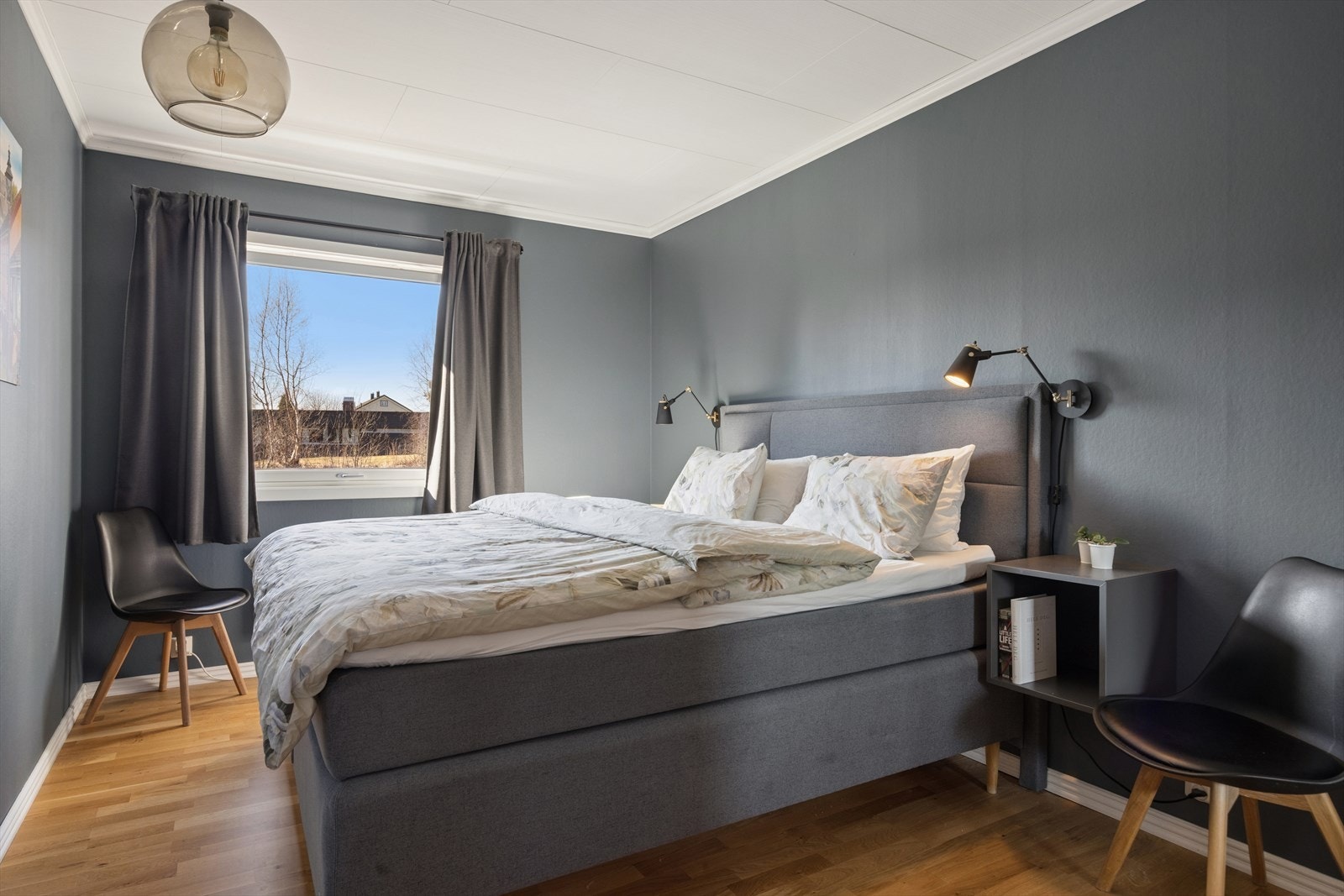 Hovedsoverommet ble pusset opp i 2020 og har god plass til dobbeltseng og nattbord. Galleribilde