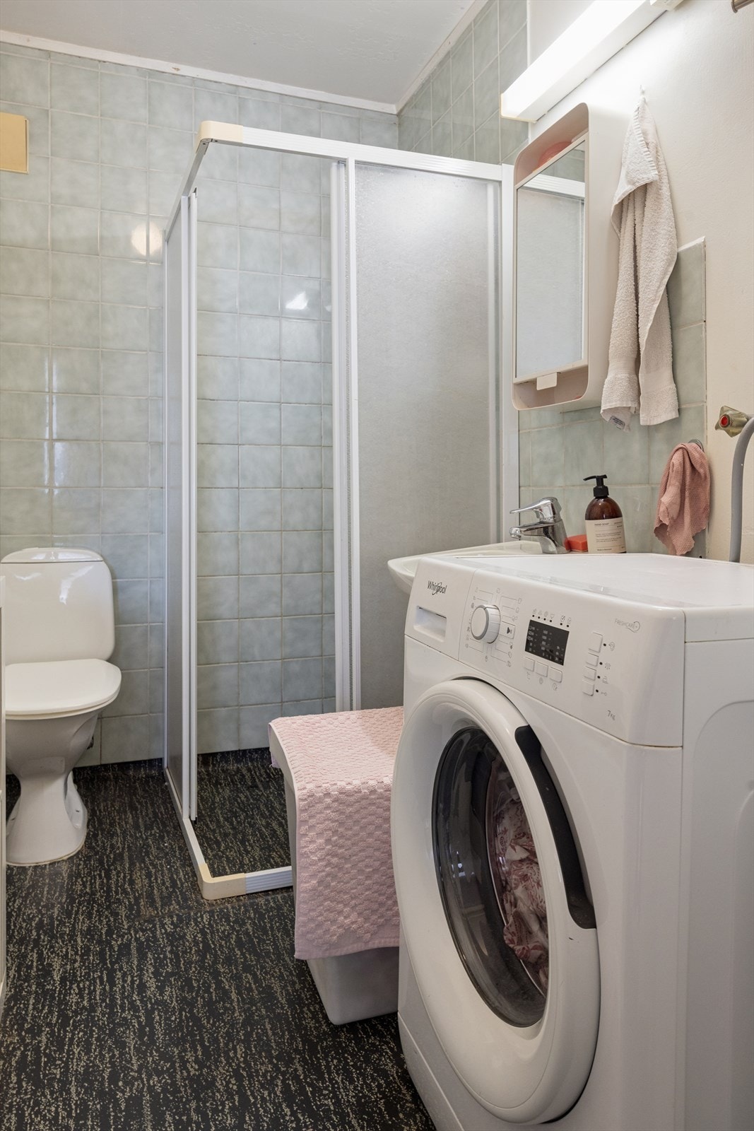 Det andre badet i sokkeletasjen, utstyrt med toalett, servant og dusjkabinett. Galleribilde