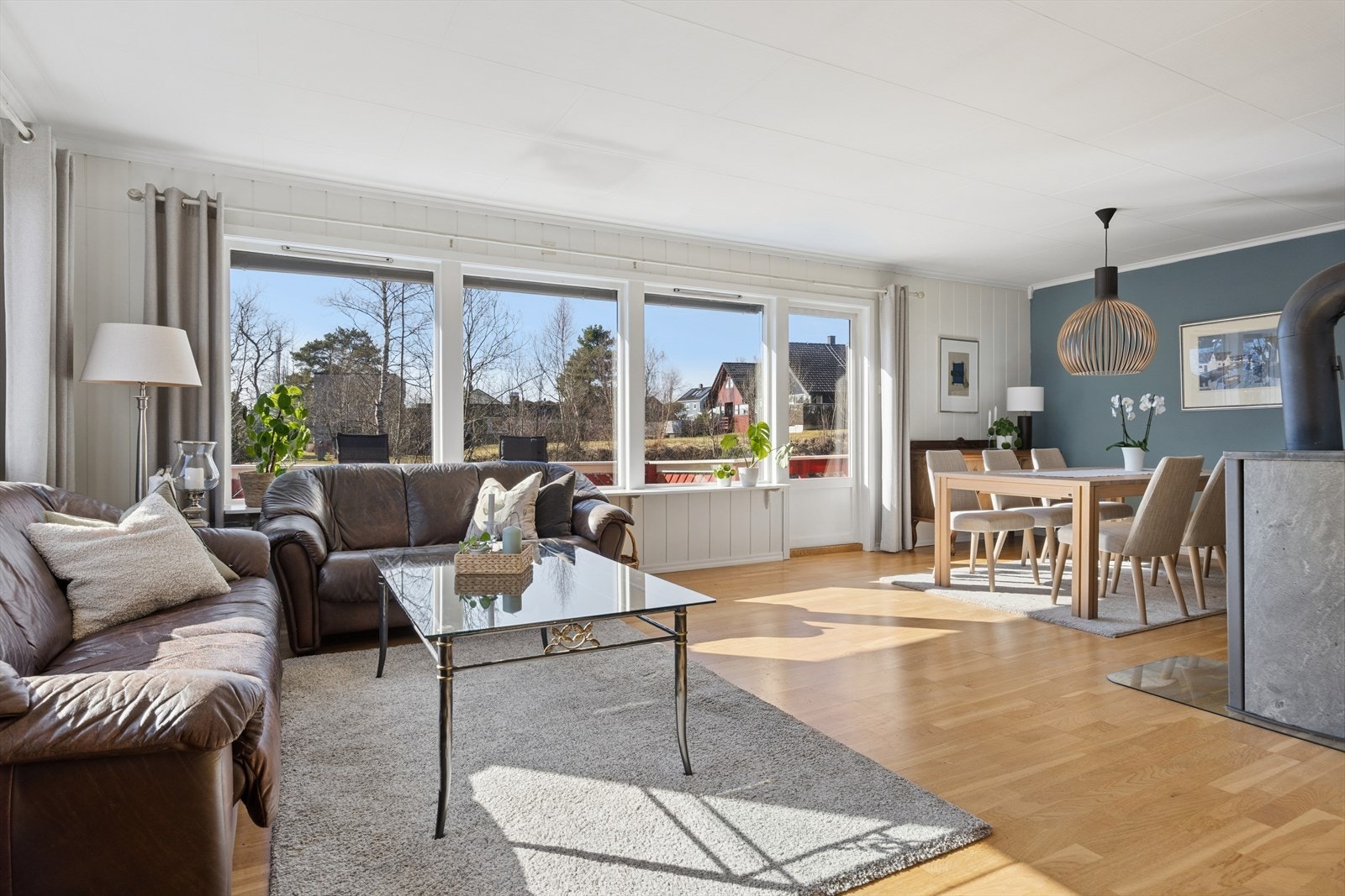 Stuen er romslig og gir fleksible møbleringsmuligheter, med en naturlig sone for spisestue. Galleribilde