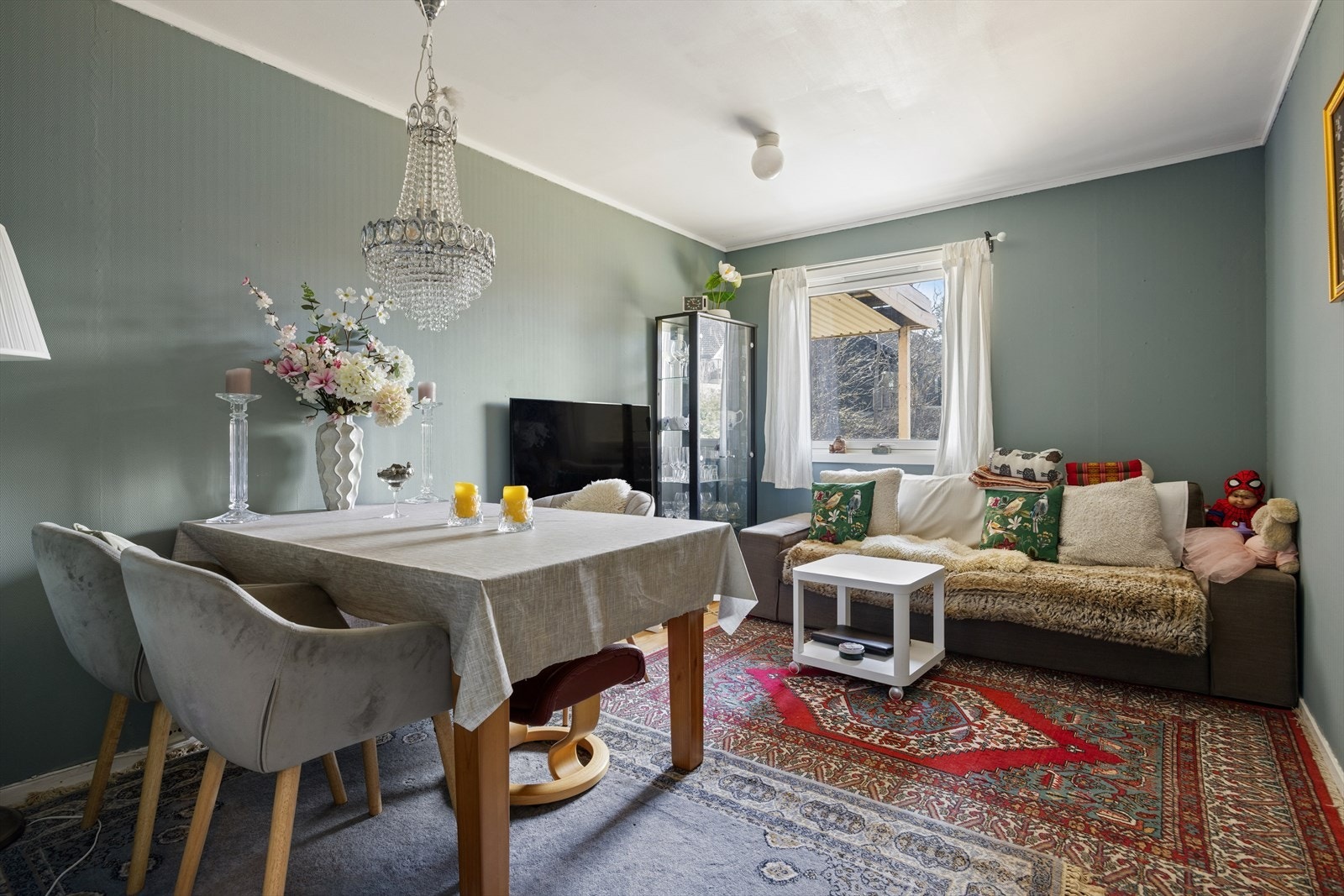 Stuen i sokkeletasjens boenhet har plass til både sofagruppe og spisebord. Galleribilde