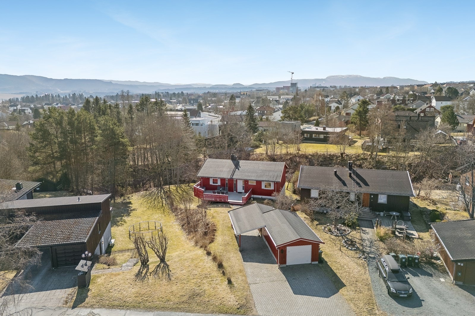 Eiendommen ligger i et etablert boligområde på Byåsen, med nærhet til servicetilbud og gode rekreasjonsmuligheter. Galleribilde