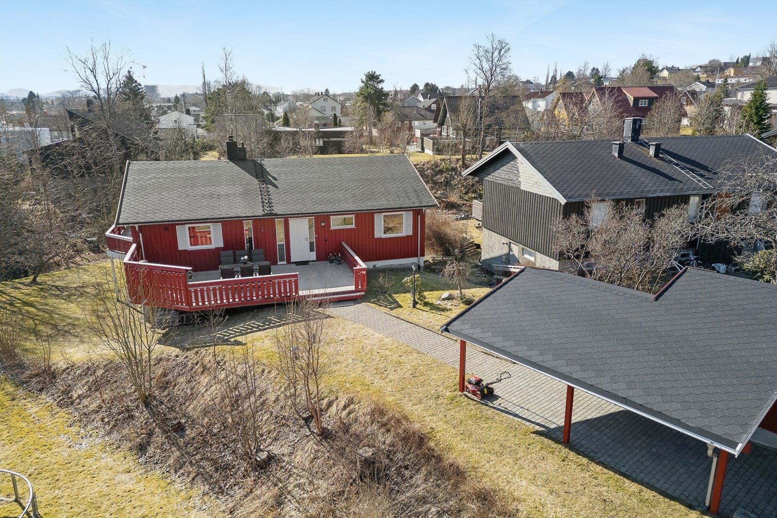 Boligen har en garasje på 29 m² som har bod i bakkant, samt carport. Det er oppstillingsplass til totalt tre biler. Galleribilde