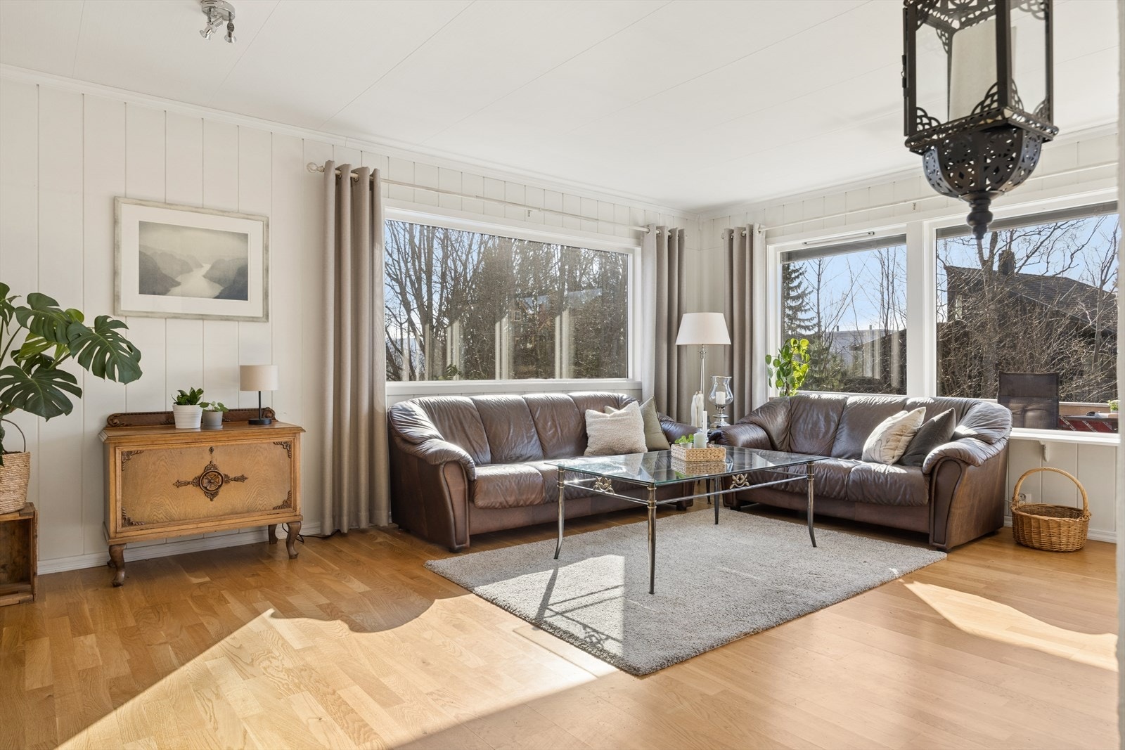 De store vindusflatene i stuen slipper inn rikelig med dagslys. Takrenner og nedløp er fra 2022. Galleribilde