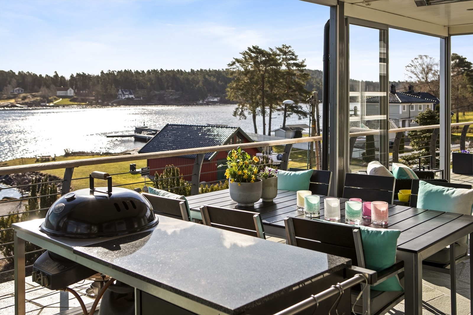 Stuen har utgang til en herlig skiferterrasse på ca. 70 kvm, der sjøutsikten skaper en vakker ramme for hyggen utendørs. Galleribilde