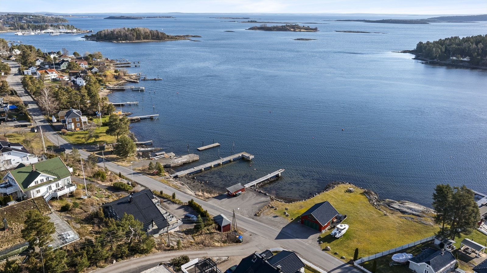 Omgivelsene byr på pur idyll, med brygger, strender og tinglyst båtplass. Galleribilde