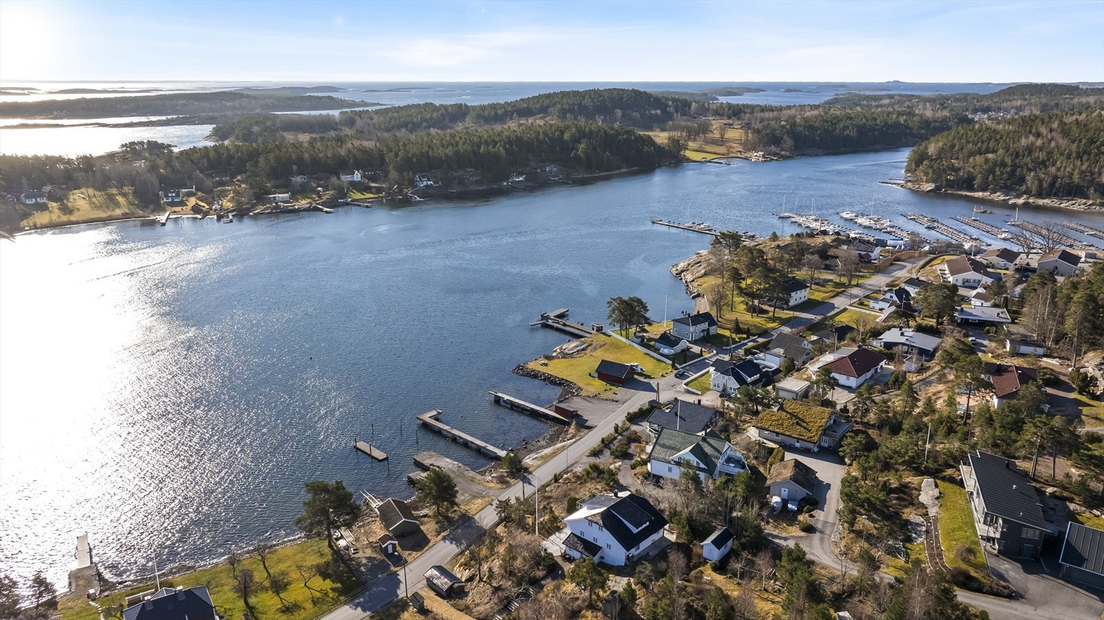 Eiendommen i Dukenveien 35B ligger idyllisk til i et attraktivt og veletablert boligområde på Duken, med nydelig plassering ved sjøen og Nøtterøys vakre skjærgård rett utenfor døren. Velkommen til visning! Galleribilde