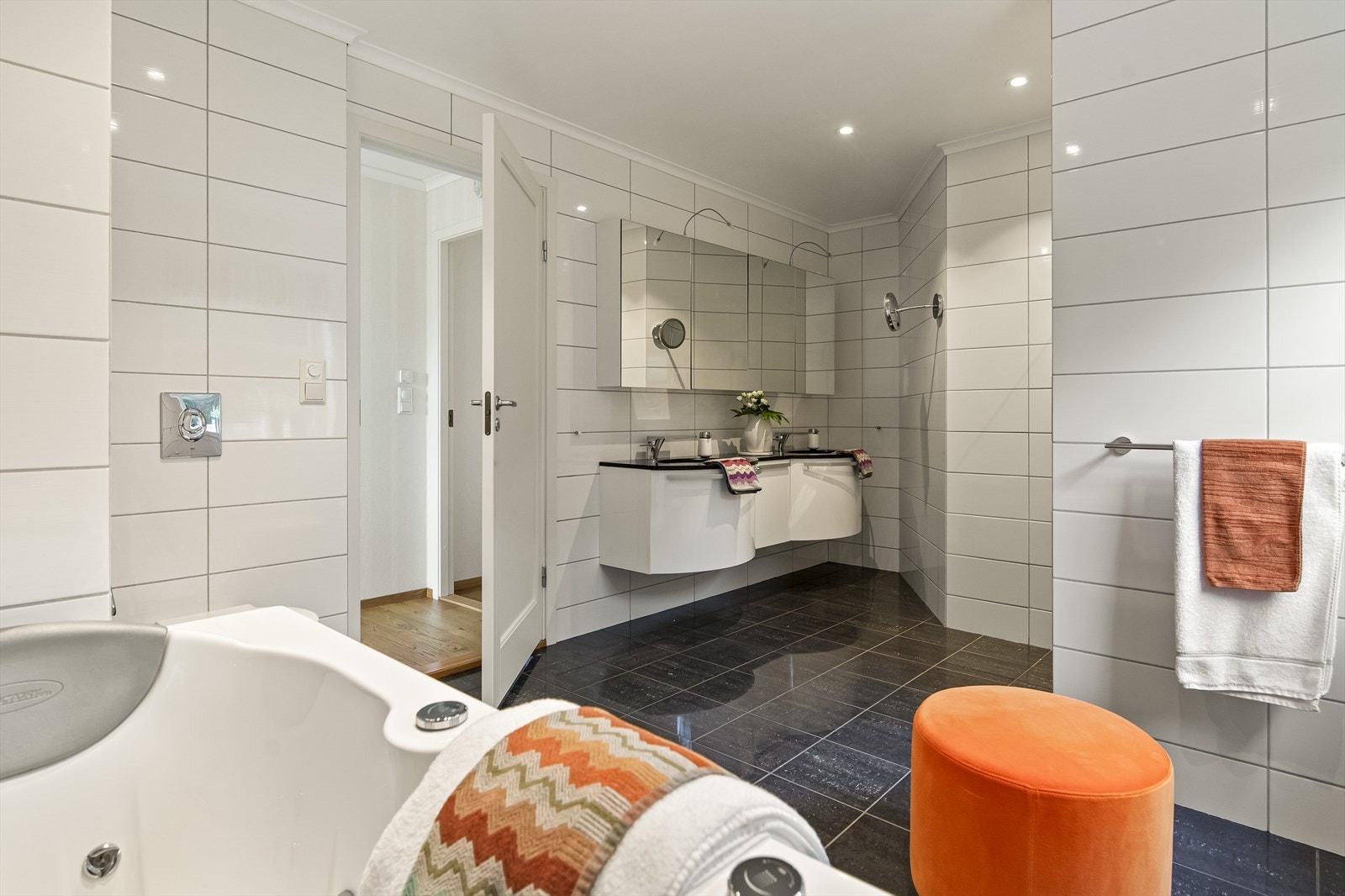 Badet i 1. etasje er av god størrelse, i suiteløsning med hovedsoverommet og et stort walk-in closet. Galleribilde