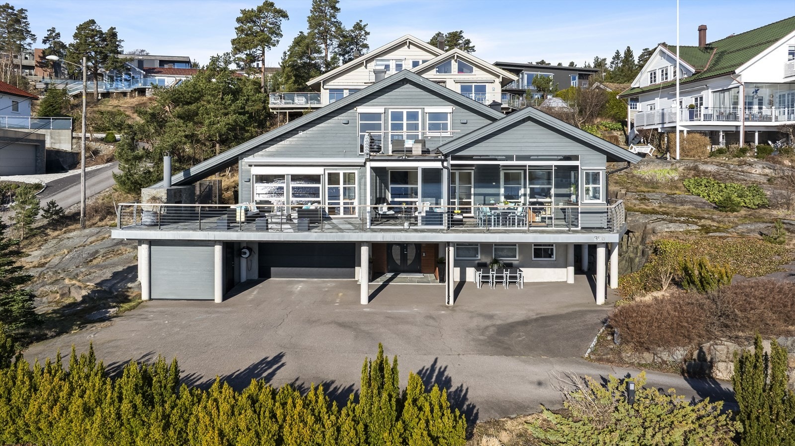 Huset er godt tilrettelagt i terrenget, der diverse beplanting og støttemurer av naturstein suppleres av fjellkanuser og stedlig vegetasjon. Galleribilde