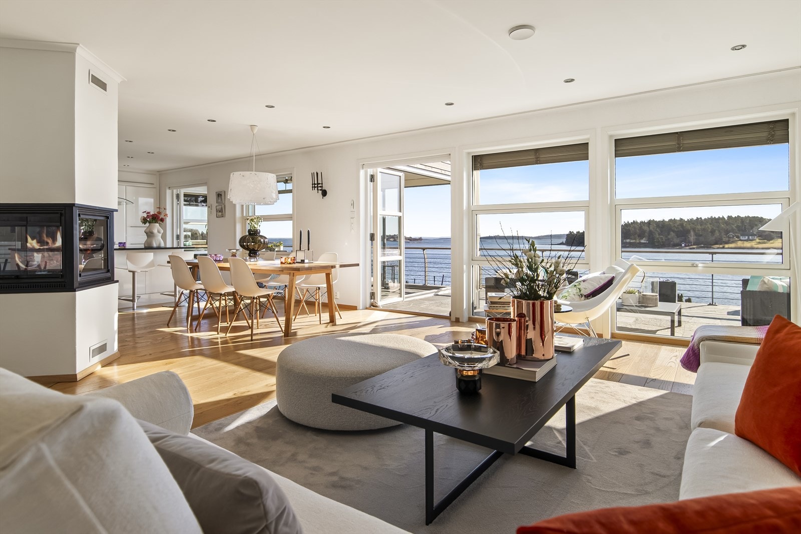 Vinduene går til gulvet, og inkluderer to doble glassdører til den innglassede verandaen og det åpne terrassearealet. Galleribilde