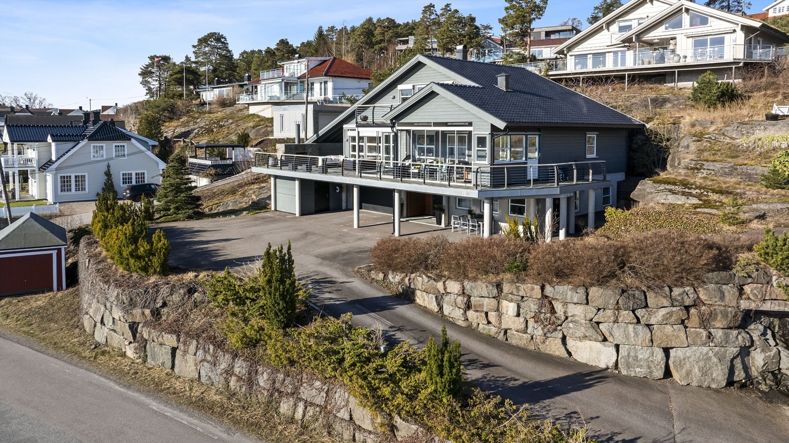 Huset er innredet i tre etasjer, og har en utleiedel med egen inngang. Galleribilde