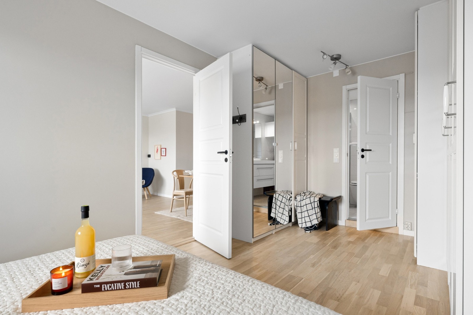 Her er det god plass til en stor garderobeløsning. Galleribilde