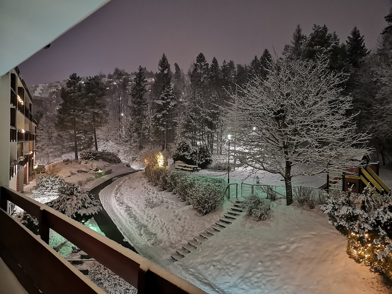 Utsikten fra balkongen er vakker året rundt - om vinteren forvandles fellesområdene til et stemningsfullt vinterlandskap med snøkledde trær, opplyste gangstier som skaper en stemningsfull og rolig atmosfære som er særlig vakker på mørke vinterkvelder. Galleribilde