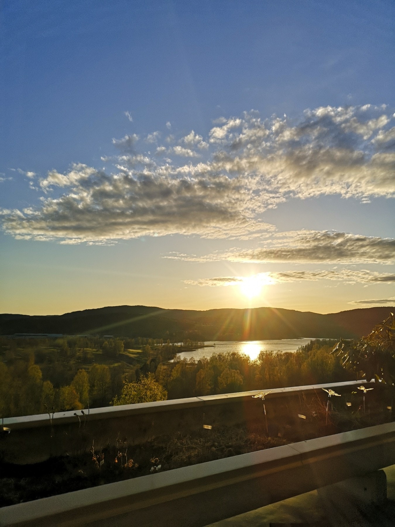 Solforholdene på terrassen er rett og slett eksepsjonelle - sydvestlig orientering, åpen himmel og sol helt til rundt kl. 22.30 på sommerstid. Galleribilde