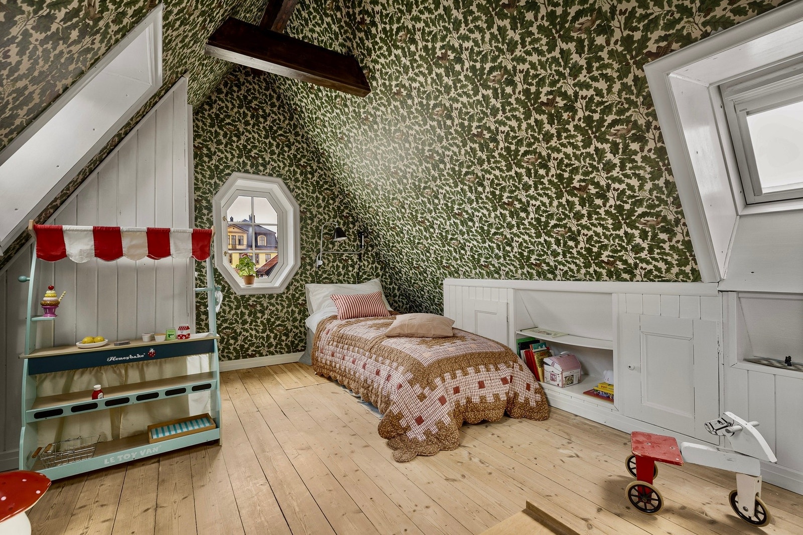 Innredet rom på loft (ikke godkjent for varig opphold) Galleribilde