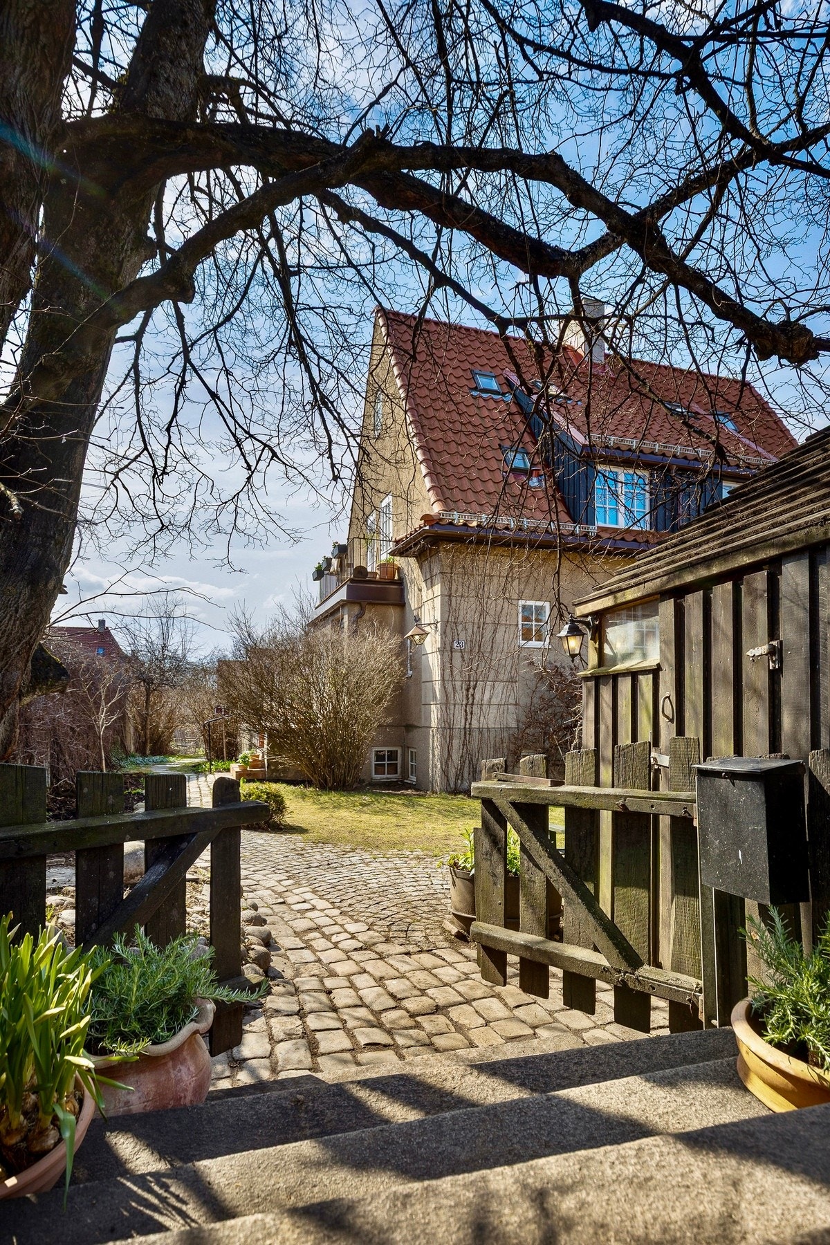 Port til eiendommen. Det er også en praktisk utebod Galleribilde