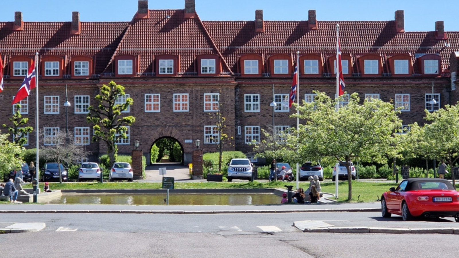 Fontene, julegrantenning og koselige forretninger i Ullevål Hageby. Lofthus med uteservering på sommerstid og deilig "hjemmelaget" pizza. Galleribilde