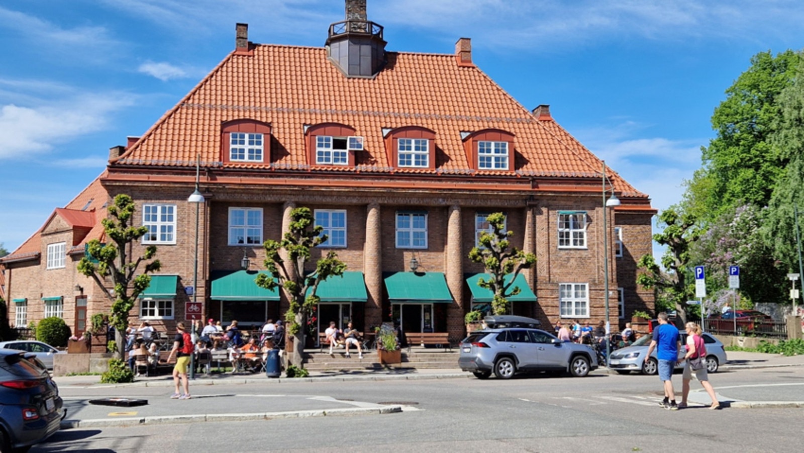 Åpent bakeri på Damplassen med mulighet for ferske bakevarer og en herlig kopp kaffe Galleribilde