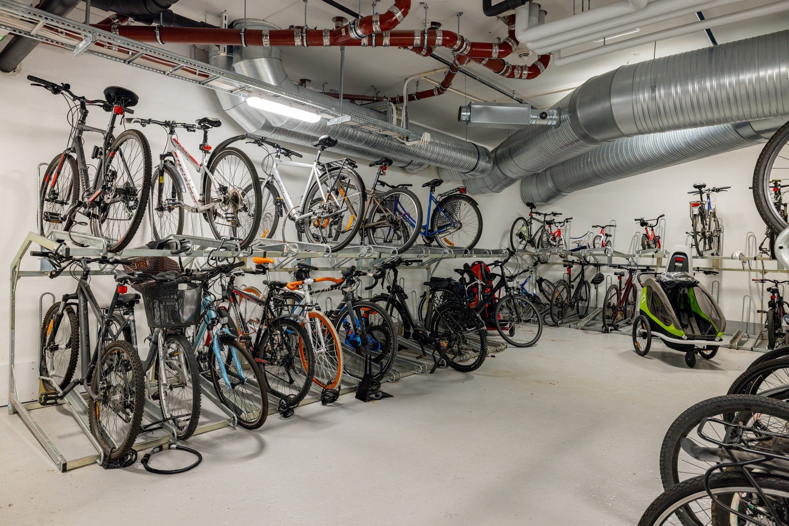 Stor sykkelparkering i kjeller med heisadkomst. Galleribilde