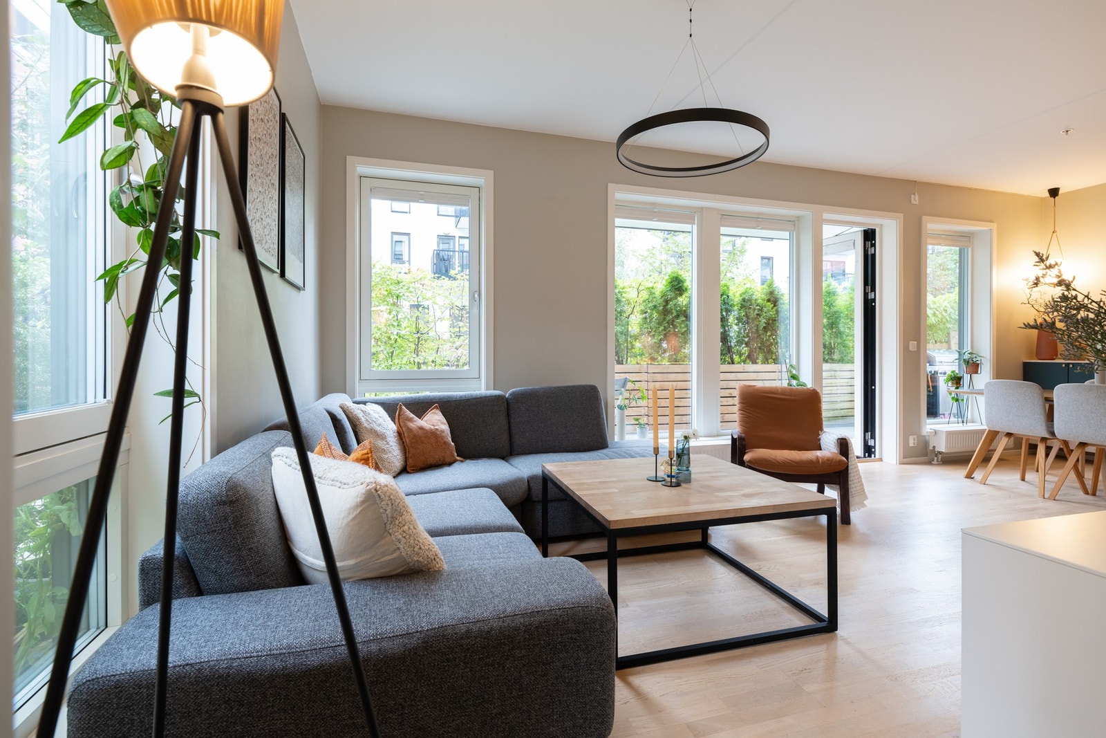 Overflatene er malt i moderne fargevalg og det er parkett på gulv. Galleribilde