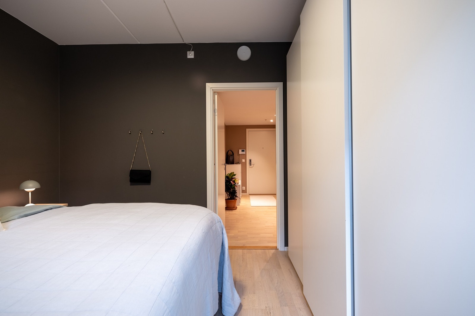 Stor skyvedørsgarderobe gir godt med lagringsplass. Galleribilde