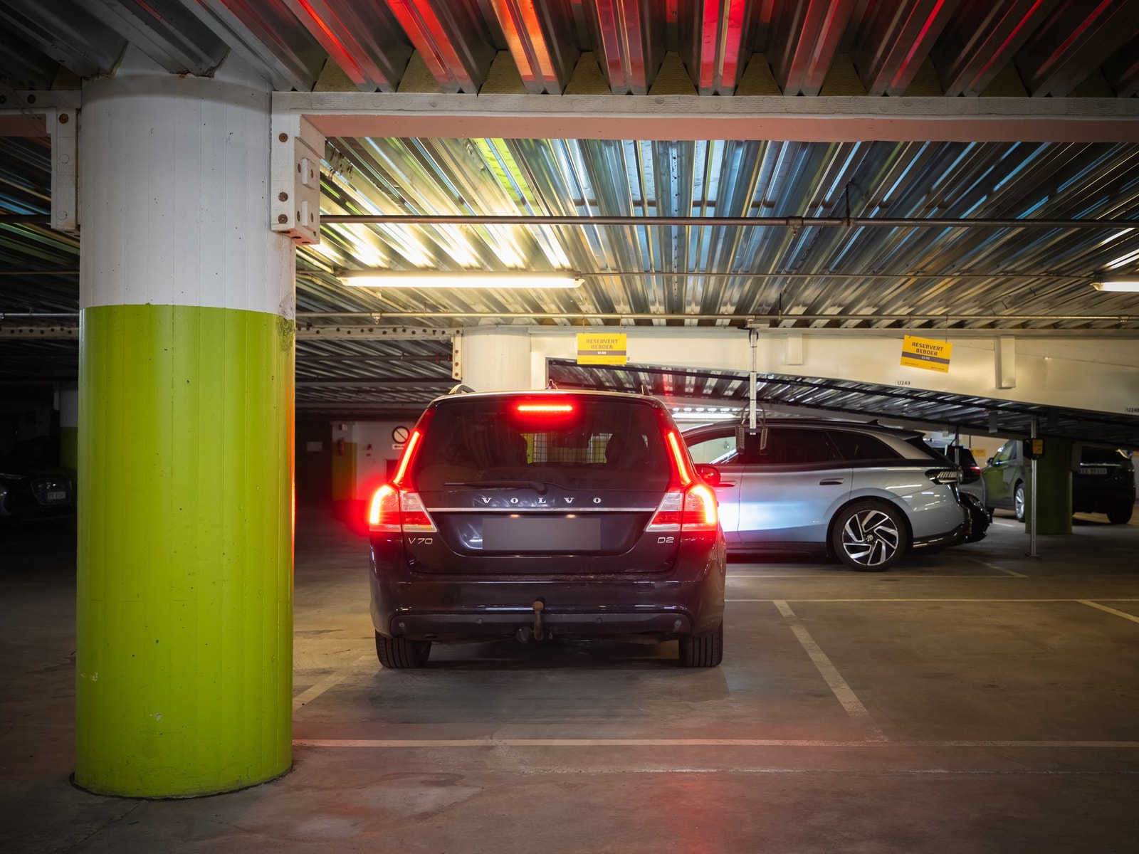 Det medfølger en garasjeplass med lader. Plassen er på enden av rekken, noe som gjør at det både er lett å parkere og du har god plass rundt bilen. Galleribilde