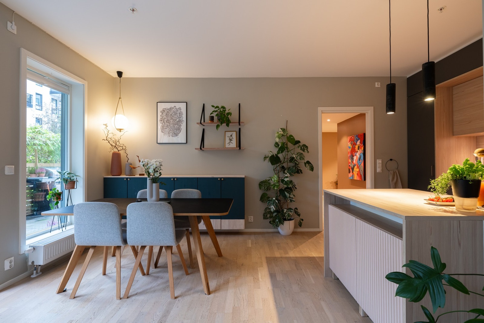 Inviter til hyggelige sammenkomster og gode middager. Galleribilde