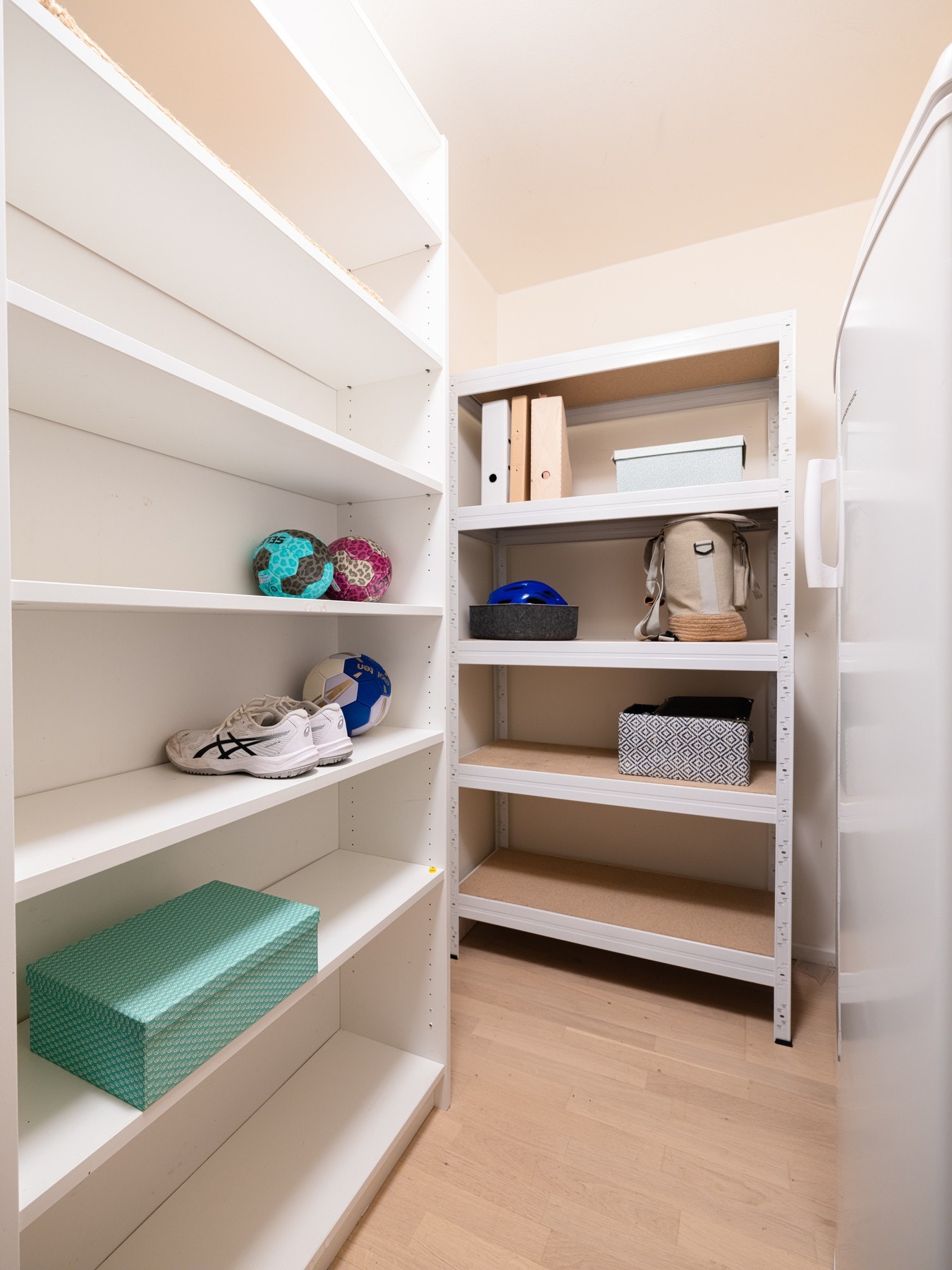 I tilknytning til entréen er det en praktisk innvendig bod som gir godt med oppbevaringsmuligheter, eventuelt ekstra garderobe. Galleribilde