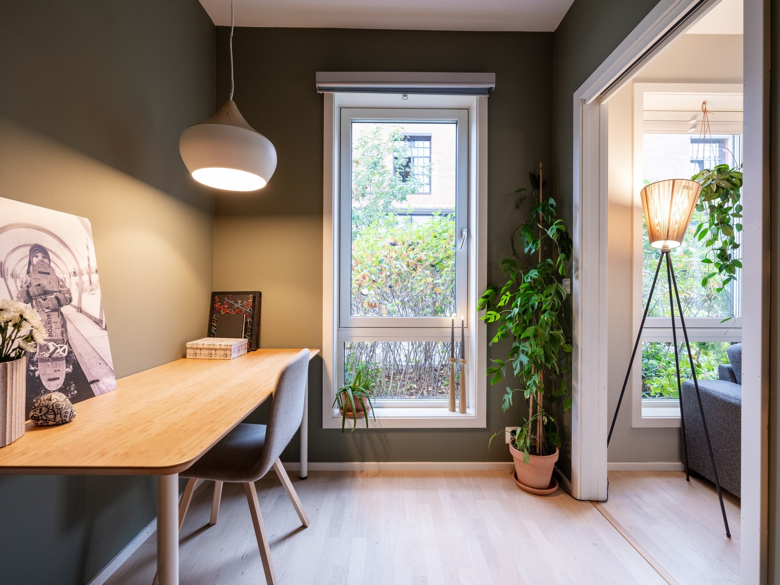 Det ene rommet er plassert innenfor oppholdsrommet, mens de to andre er plassert ved entréen. Galleribilde