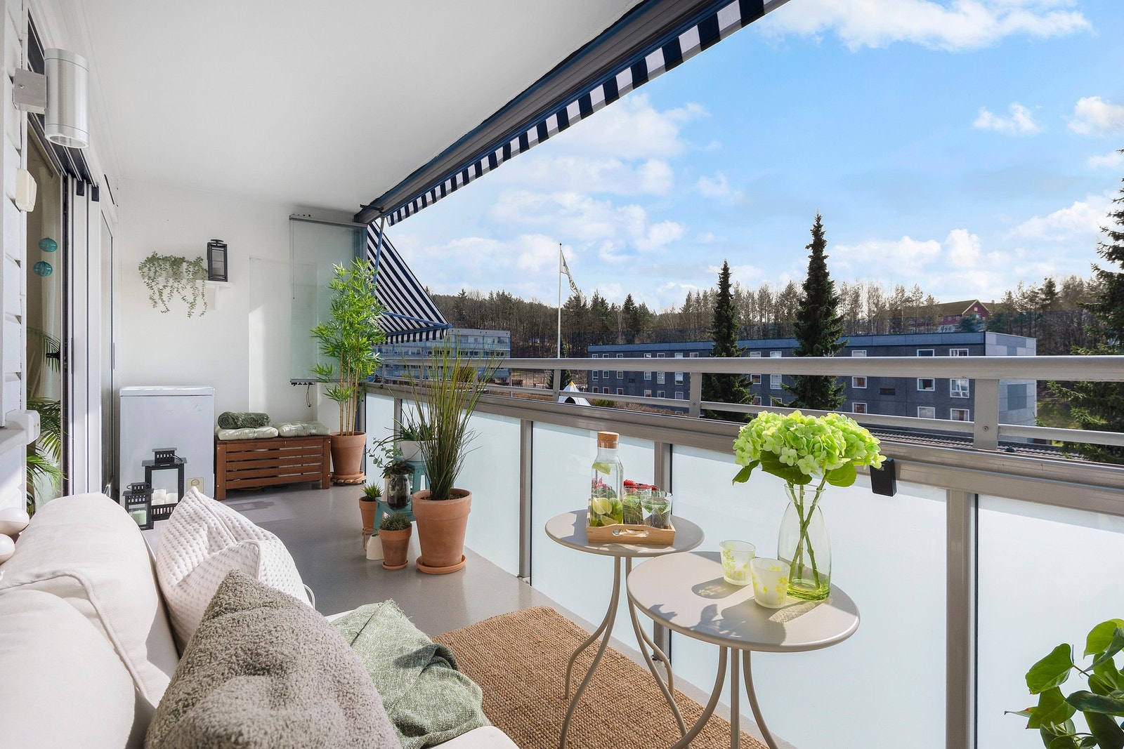 Med en sydvendt plassering er dette det ideelle stedet for både morgenkaffen og avslappende kvelder på varme sommerdager. Galleribilde