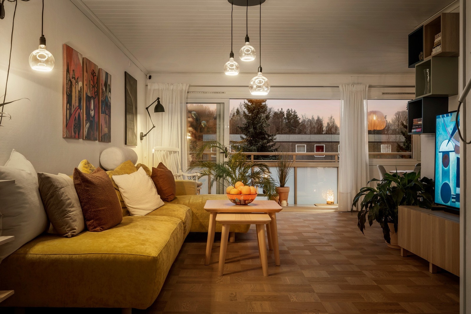 Fareeba Rafee v/EIE eiendomsmegling har gleden av å presentere Micheletveien 38B - en rålekker og gjennomført 3-roms leilighet med en innbydende atmosfære og moderne preg. Galleribilde