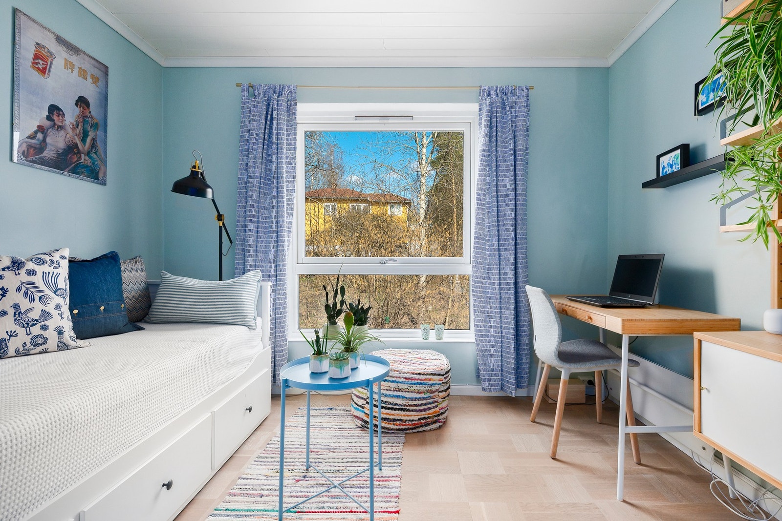 Barnerommet er malt i lyse farger og har god plass til møblering, godt egnet for både lek og hvile. Galleribilde