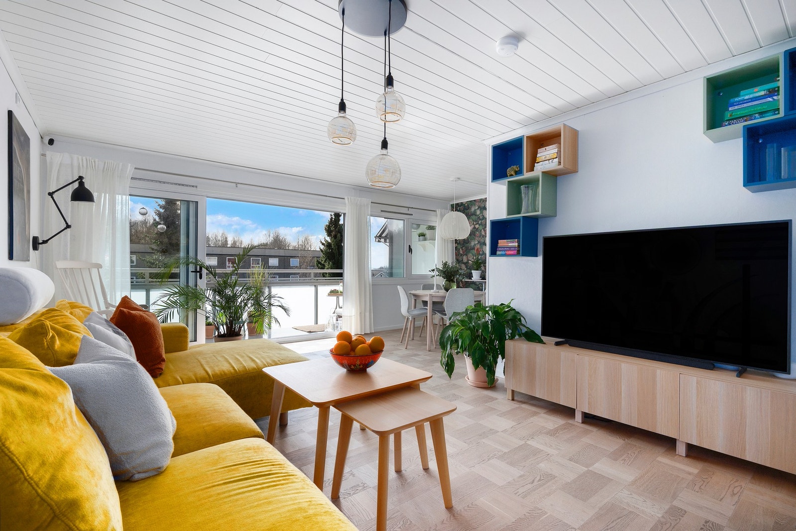 De naturlige møbleringssonene gjør det enkelt å innrede med en komfortabel sofagruppe, TV-løsning og et spisestuemøblement for hyggelige middager. Galleribilde