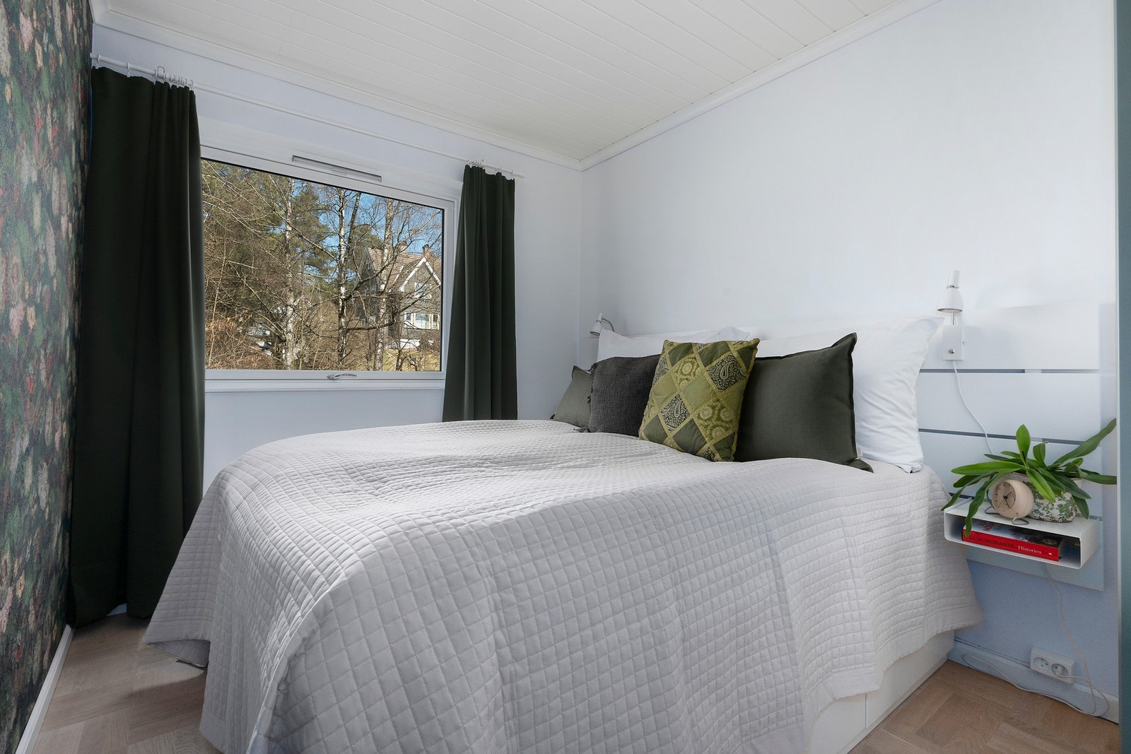 Romslig hovedsoverom med plass til dobbeltseng, nattbord og garderobeløsning. Galleribilde