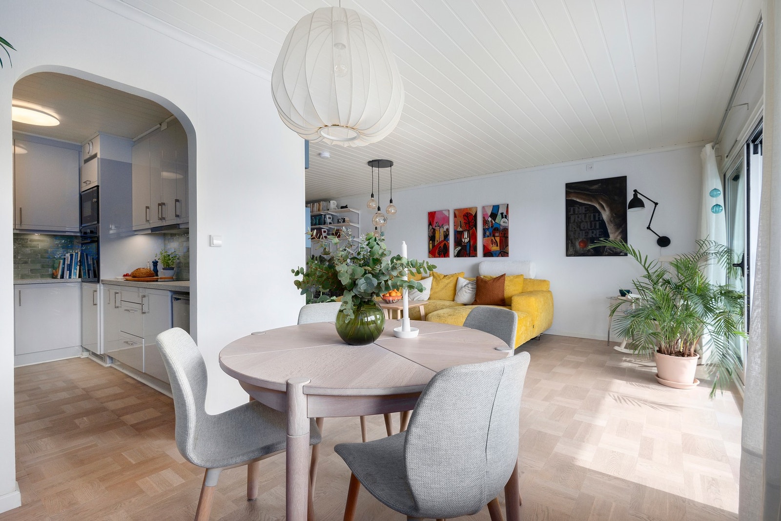 Lys og trivelig spisestue som danner et naturlig samlingspunkt i boligen. Galleribilde