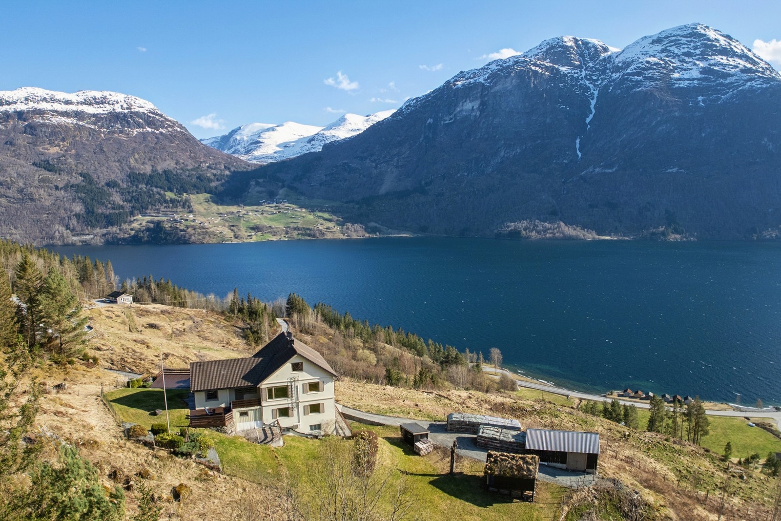 - Fra eiendommen har du 10 km til Hjelle med barnehage og barneskole, det er også 19 km til Stryn med alt av fasiliteter - Galleribilde