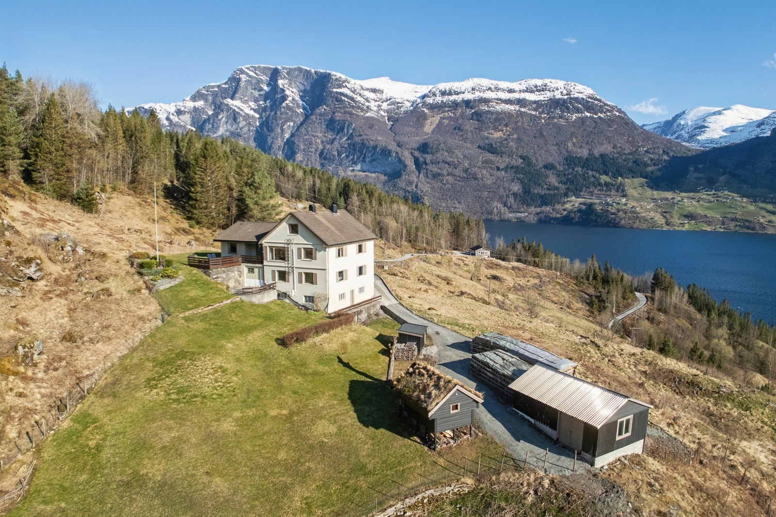 - Utvendig så har du utehus, stabbur, garasje og biloppstillingsplass. Du har stor tomt på hele 6.9 mål - Galleribilde