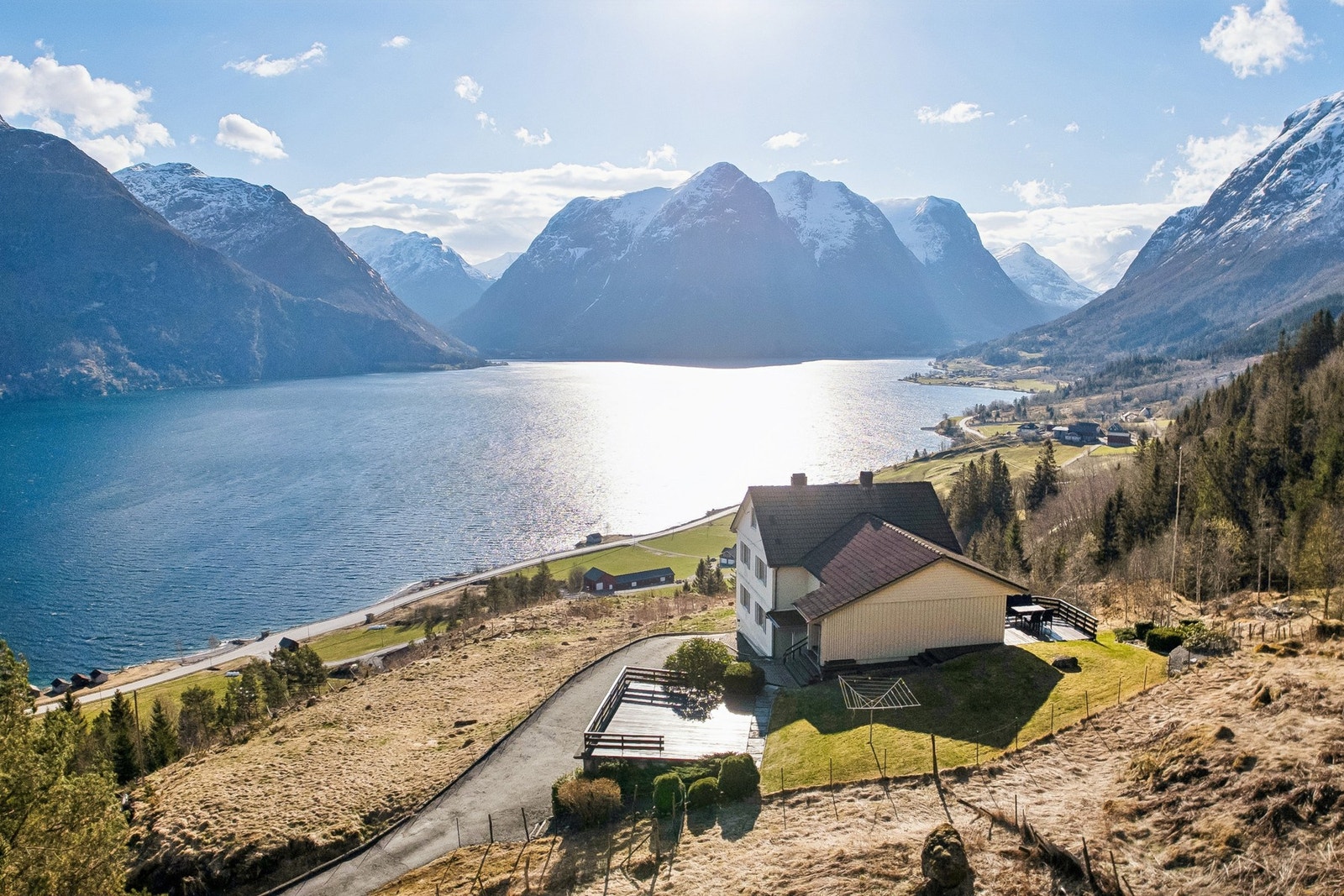 - Eiendommen har en idyllisk utsikt i Oppstryn - Galleribilde