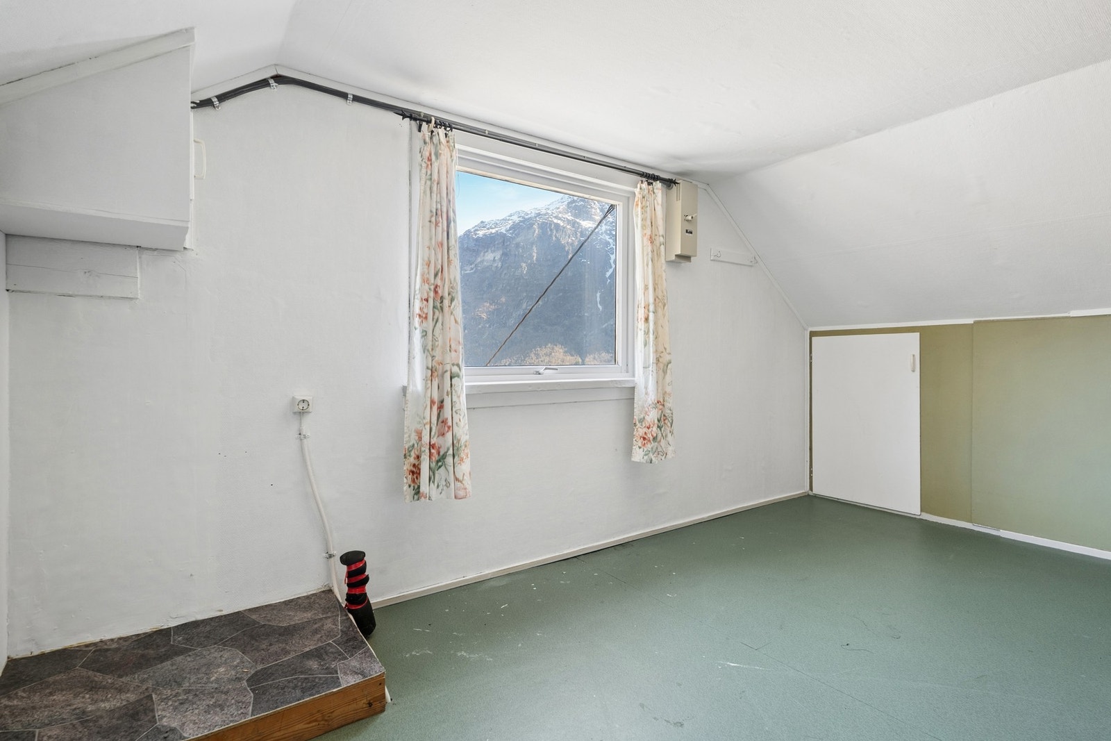 - Loftetasjen inneholder gang og to soverom. (Etasjen er ikke søkt om, konferer med megler for mer informasjon) - Galleribilde