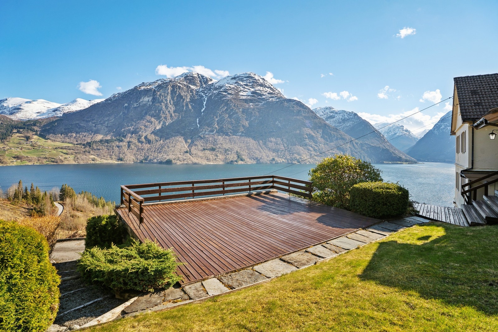 - Takterrasse over garasjen hvor du og familien kan nyte den fantastiske sommeren - Galleribilde
