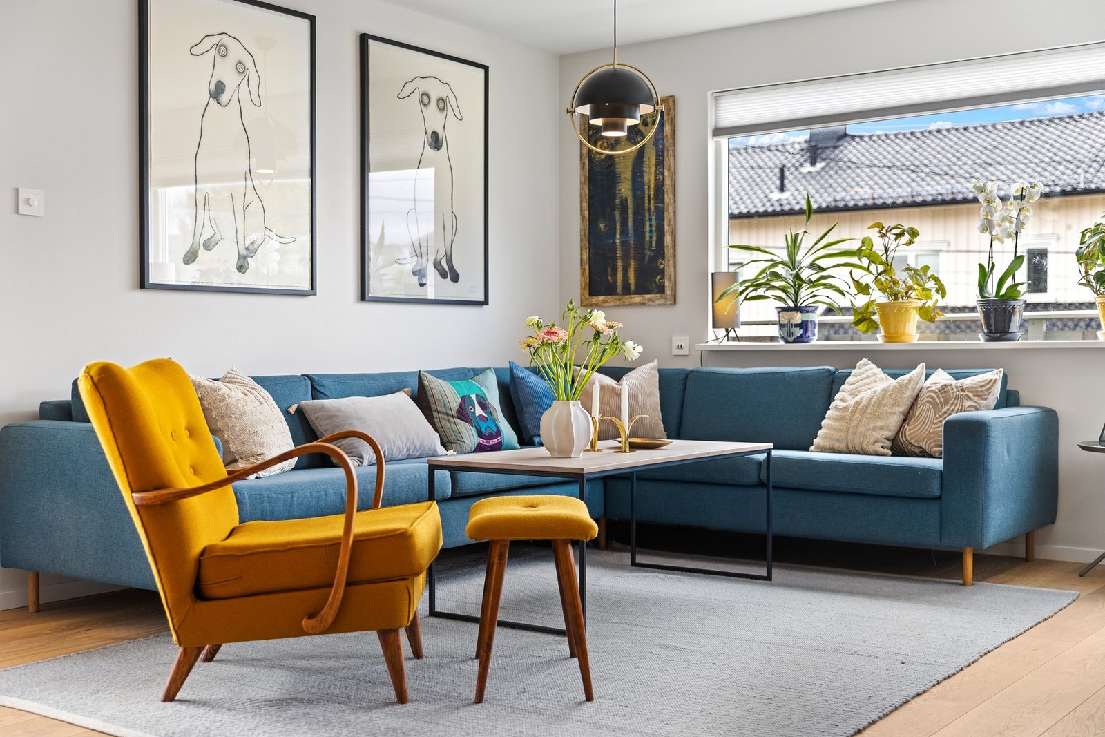 Her er det enkelt å innrede med plass til sofa, salongbord og tilhørende mediemøblement. Galleribilde