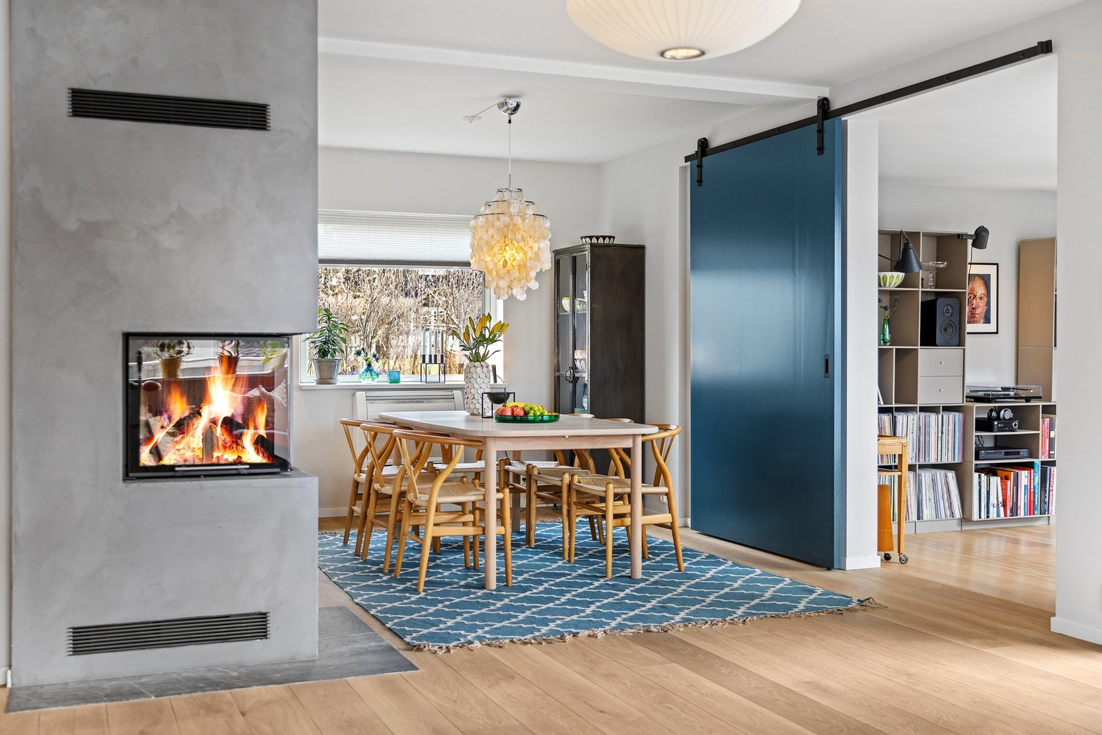 God plass til et langbord hvor du kan invitere storfamilie og venner til hyggelige sammenkomster og gode middager. Galleribilde