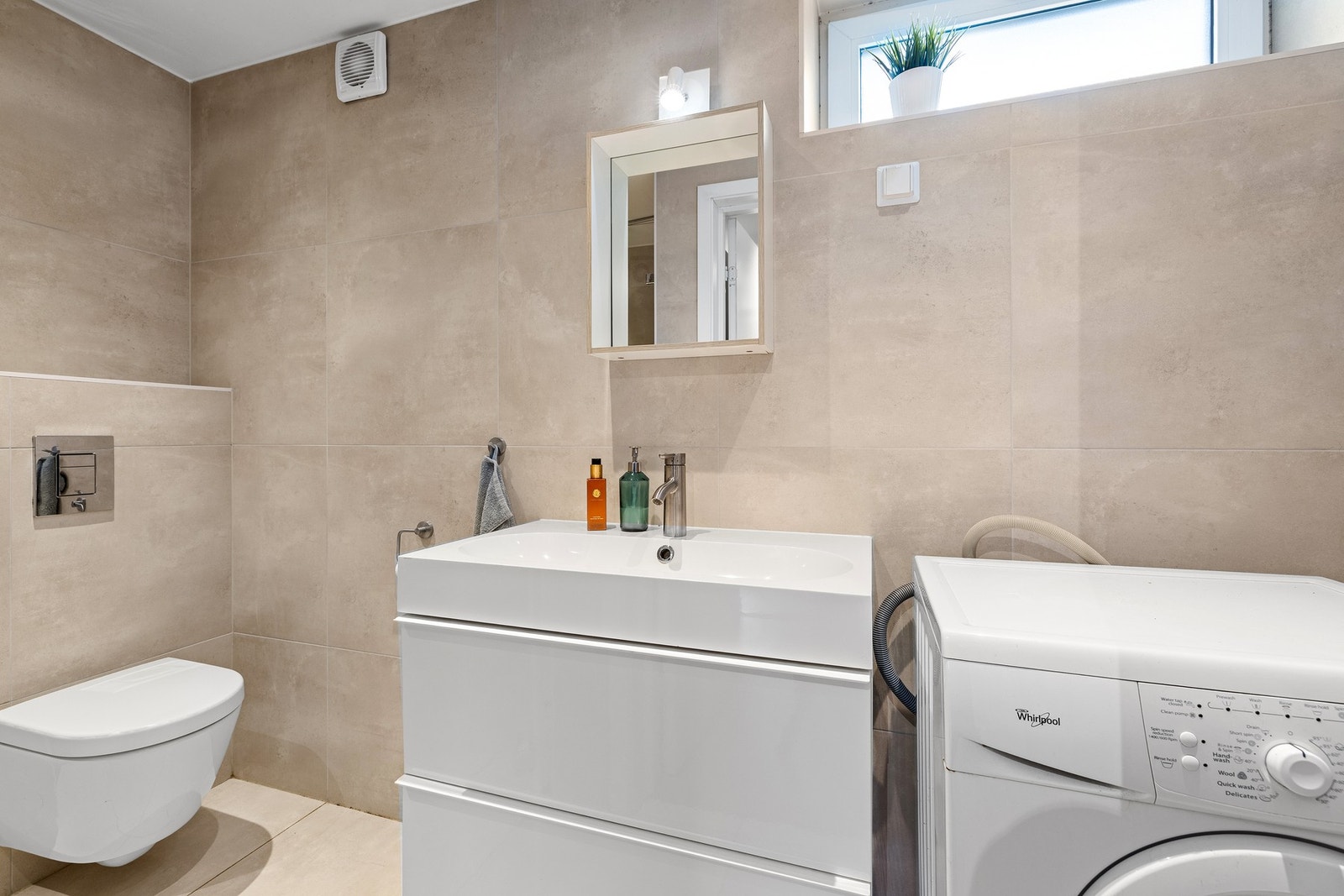 Baderommet er bygget opp i samme stil som det andre badet og har opplegg for vaskemaskin. Galleribilde