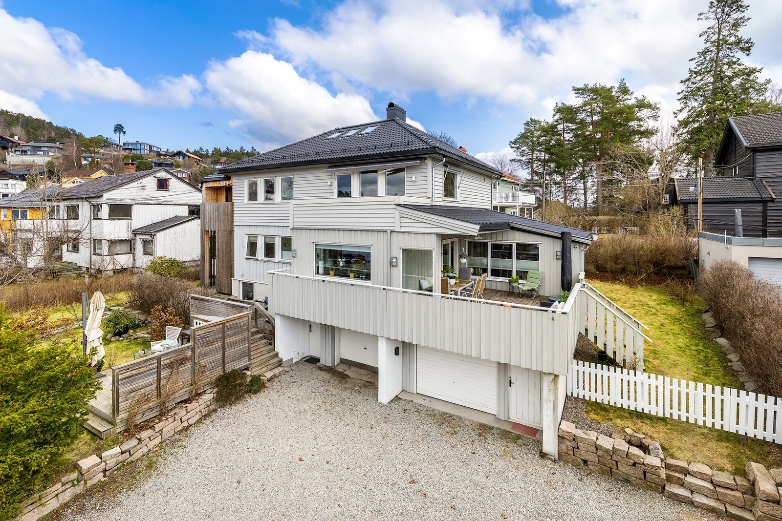 Tomt/hage er delt opp etter vedtektsfestet avtale med naboen. Denne ligger vedlagt. Galleribilde